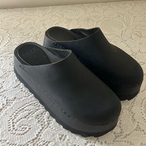 Size 7 black Bryr Chonk clogs